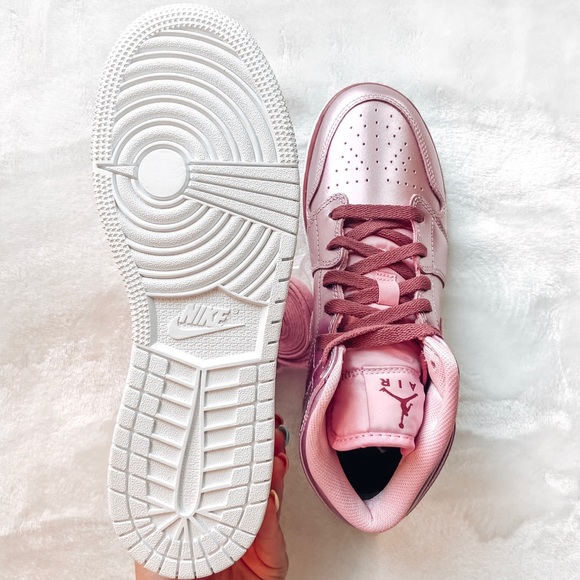 BRAND NEW AIR JORDAN 1 MIDS - Picture 6 of 8